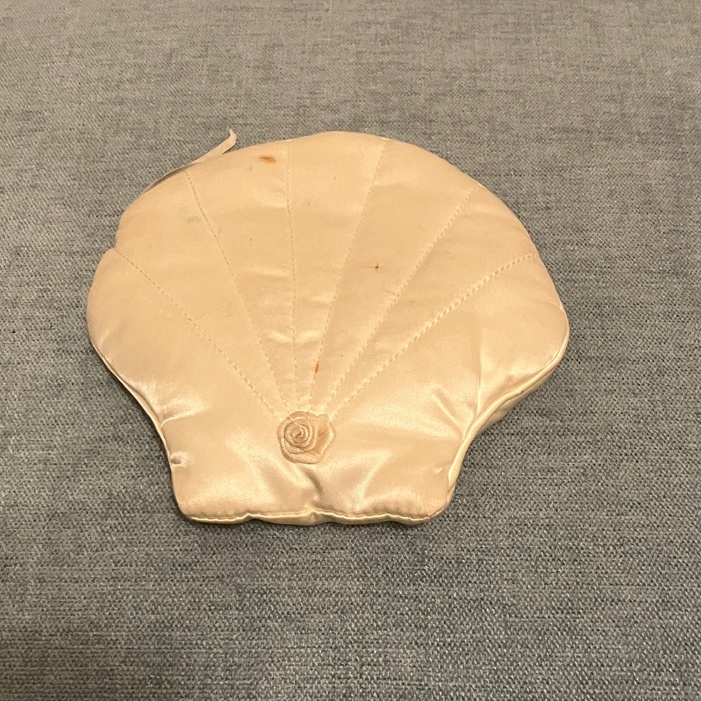 Oyster Shaped Purse Container